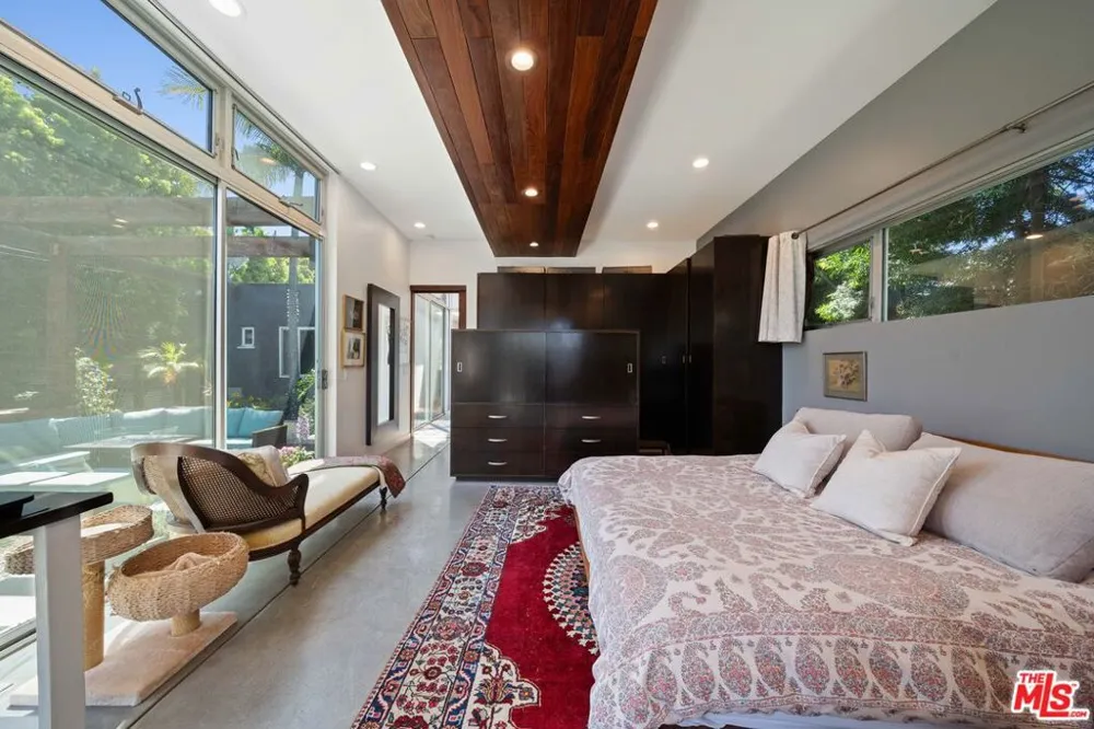 2817 Virginia Avenue Santa Monica, CA 90404