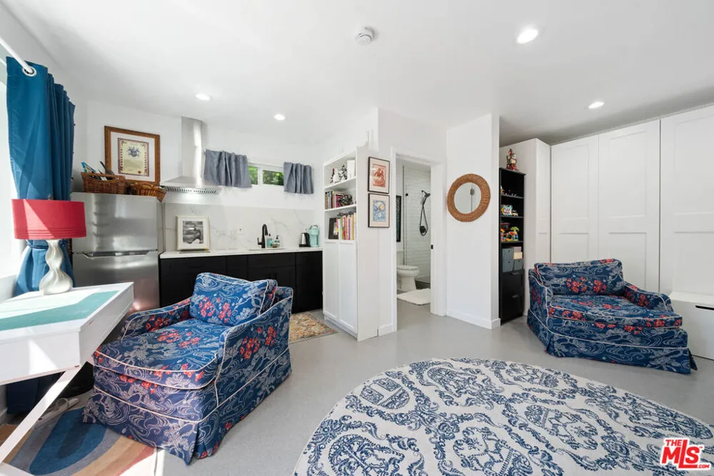 2817 Virginia Avenue Santa Monica, CA 90404