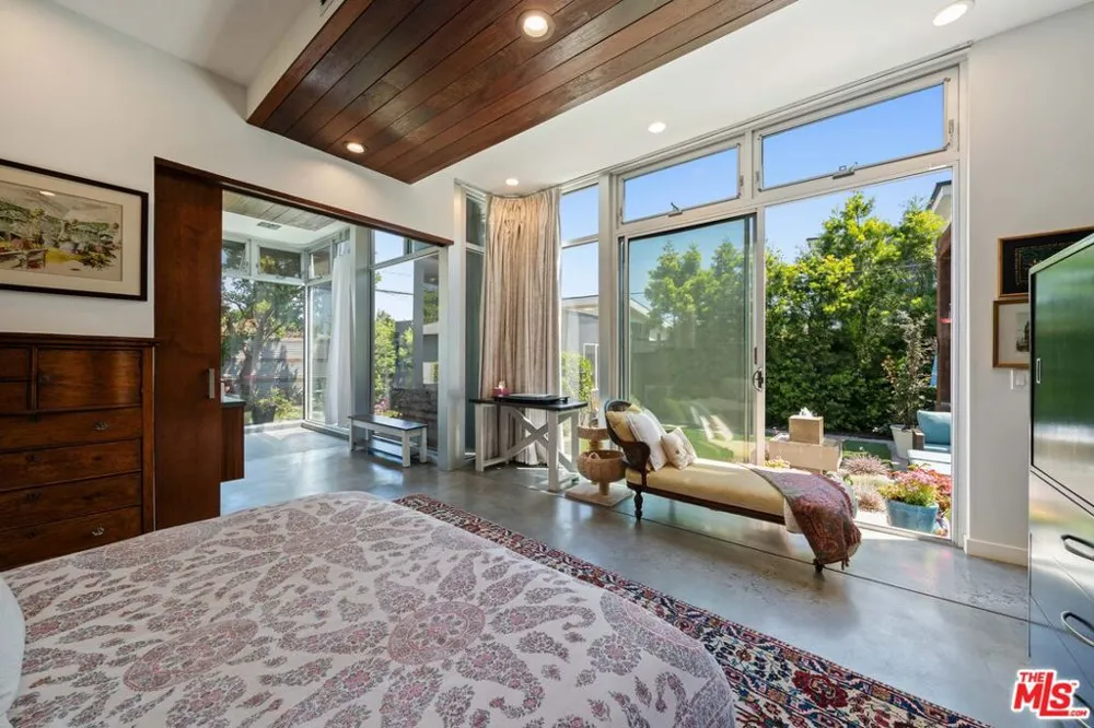 2817 Virginia Avenue Santa Monica, CA 90404
