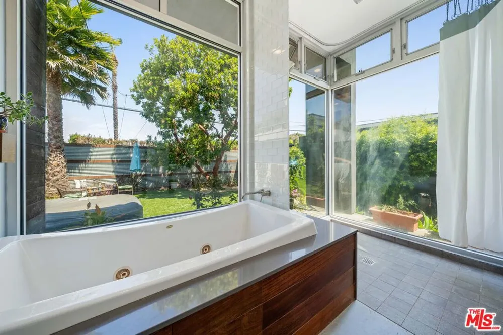 2817 Virginia Avenue Santa Monica, CA 90404