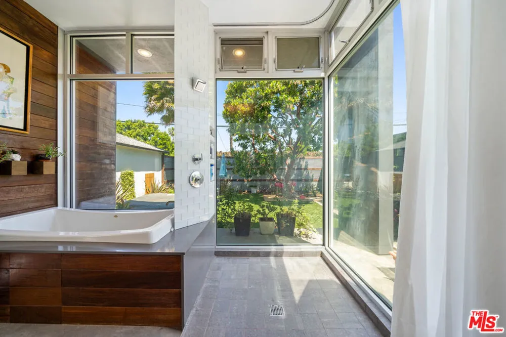 2817 Virginia Avenue Santa Monica, CA 90404