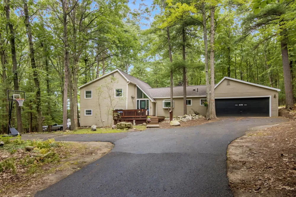 4176 Circle View Drive Acme Township, MI 49690