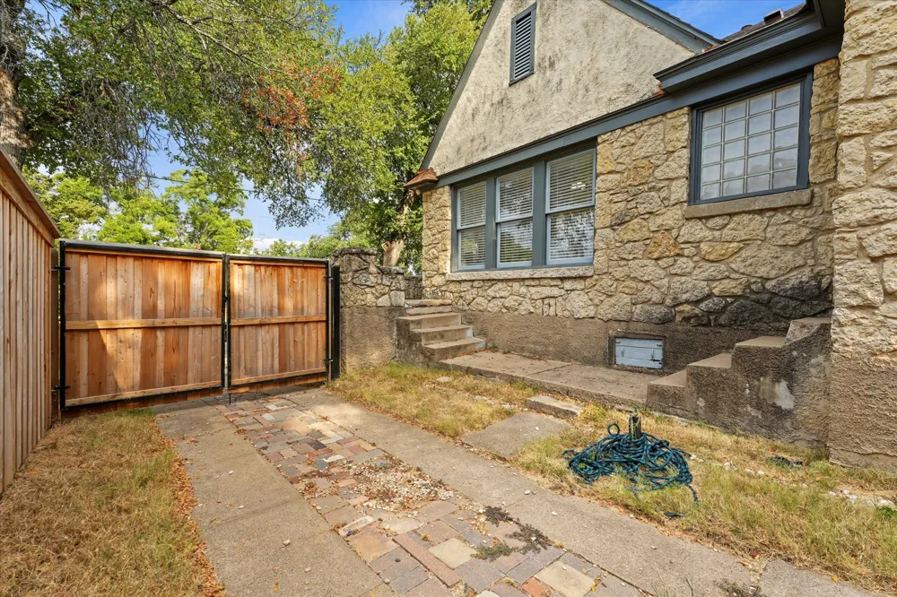 708 Blaylock Drive Dallas, TX 75203