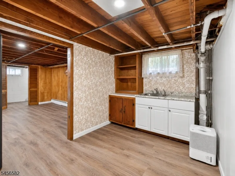 811 Hussa St Linden City, NJ 07036