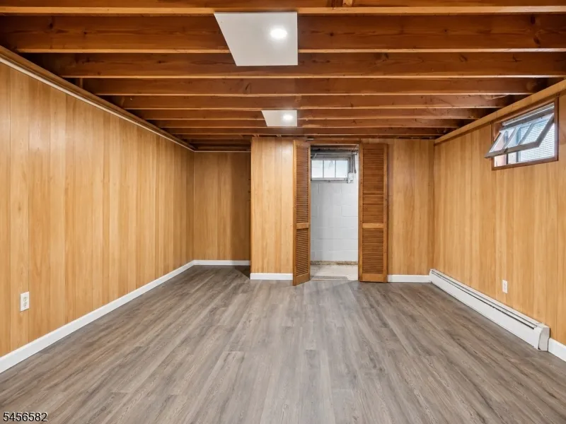 811 Hussa St Linden City, NJ 07036