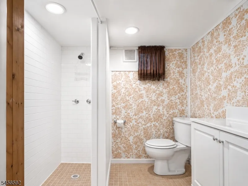811 Hussa St Linden City, NJ 07036