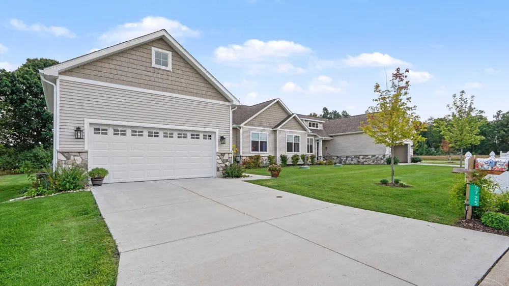 5725 Trail Side Lane Hamburg Township, MI 48189