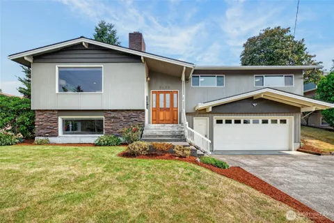 2428 Crestline Drive