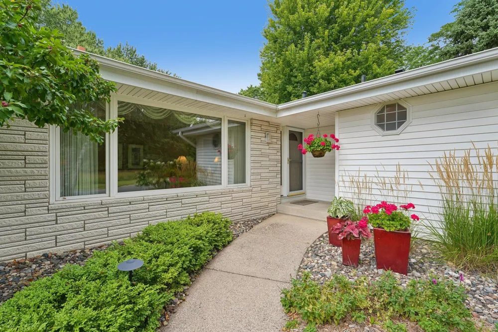 9632 Oxborough Road Bloomington, MN 55437