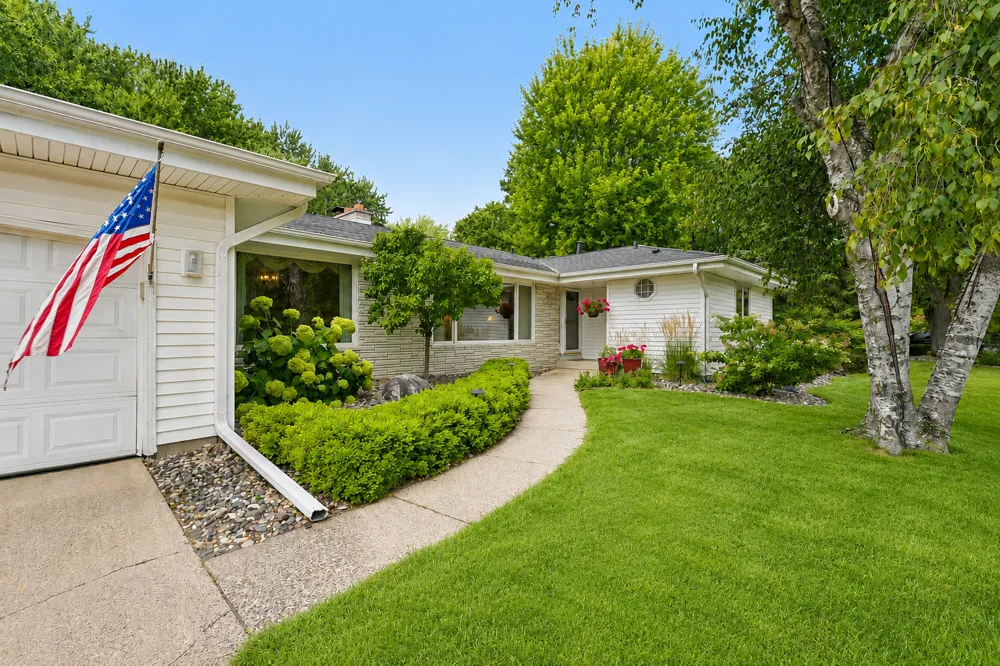 9632 Oxborough Road Bloomington, MN 55437