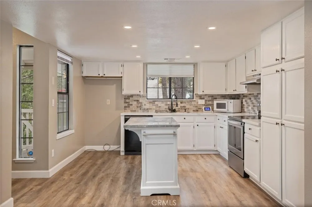50850 Smoke Tree Bass Lake, CA 93604
