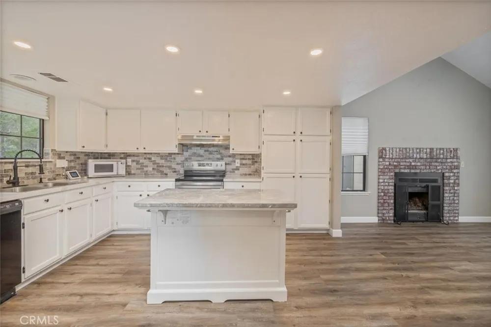 50850 Smoke Tree Bass Lake, CA 93604