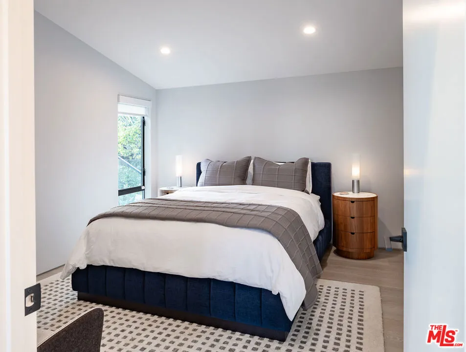 9336 Lloydcrest Drive Beverly Hills, CA 90210