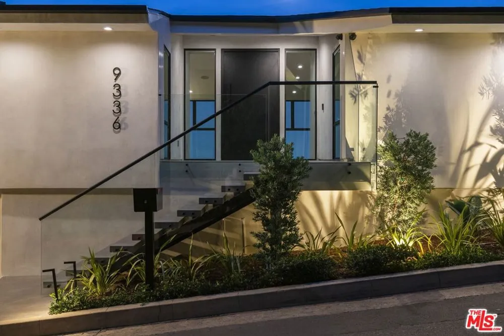 9336 Lloydcrest Drive Beverly Hills, CA 90210