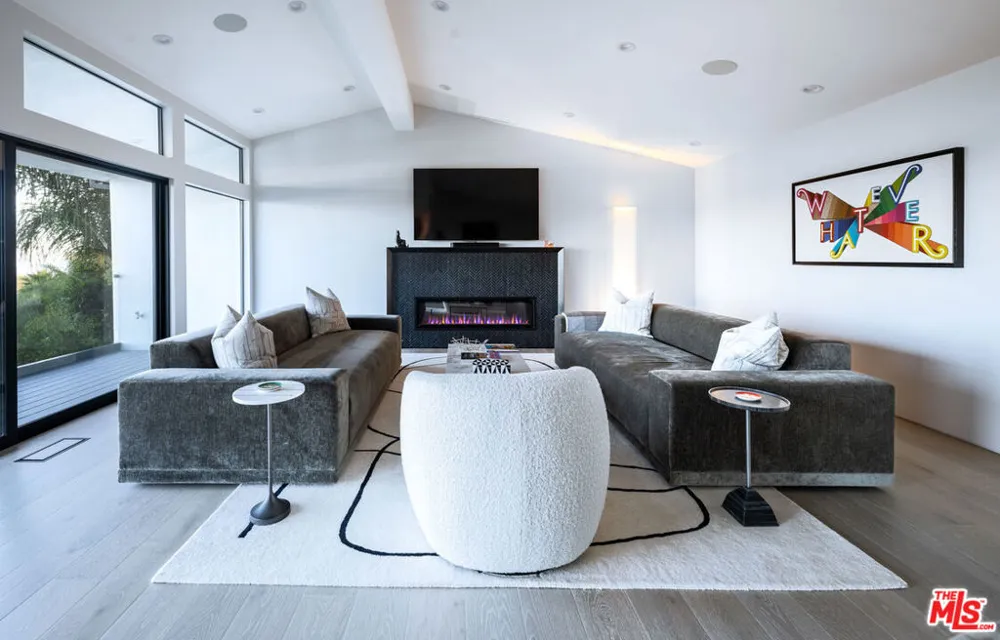 9336 Lloydcrest Drive Beverly Hills, CA 90210