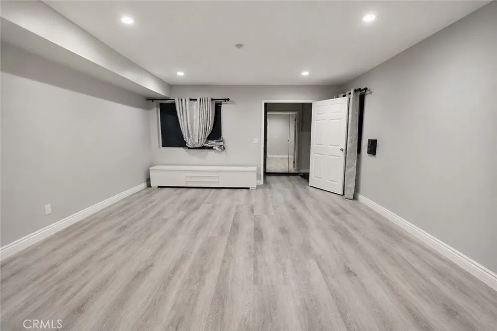 15455 Sherman Way #14 Van Nuys, CA 91406