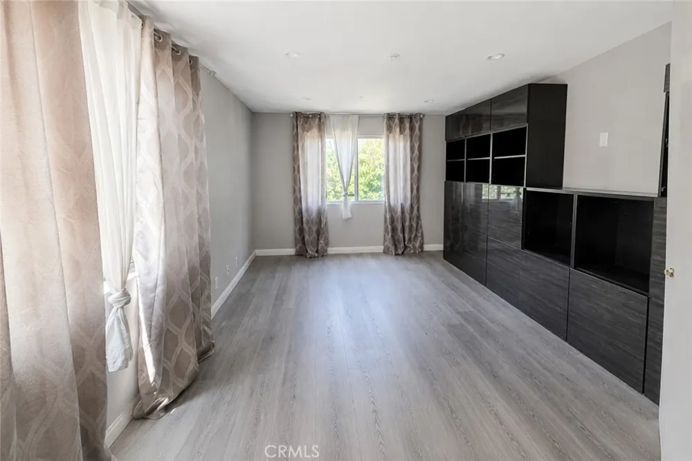 15455 Sherman Way #14 Van Nuys, CA 91406