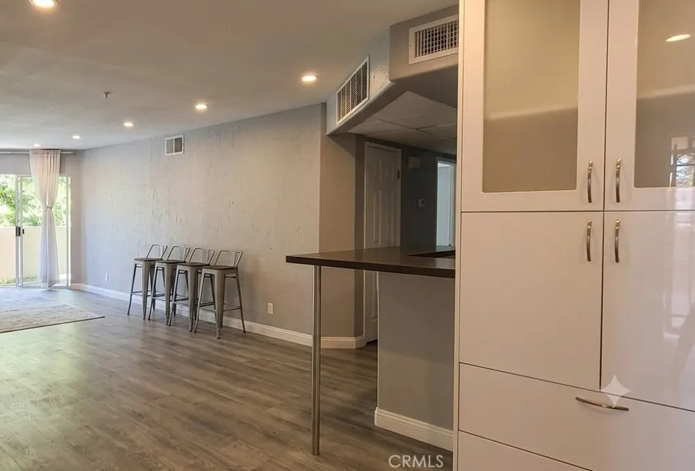 15455 Sherman Way #14 Van Nuys, CA 91406