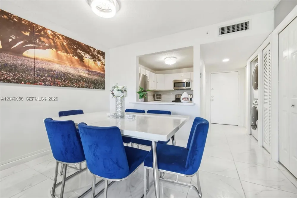 140 Lakeview Dr #203 Weston, FL 33326
