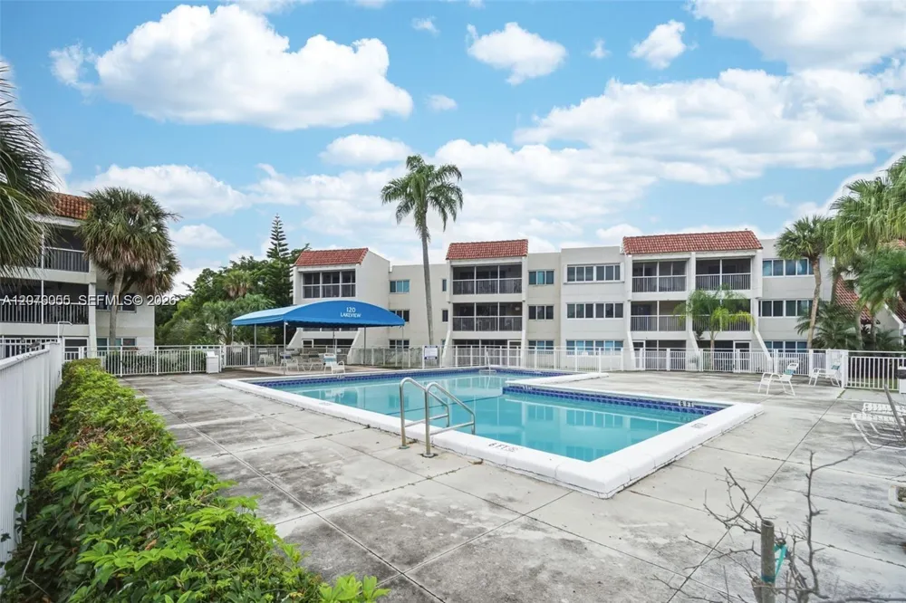 140 Lakeview Dr #203 Weston, FL 33326