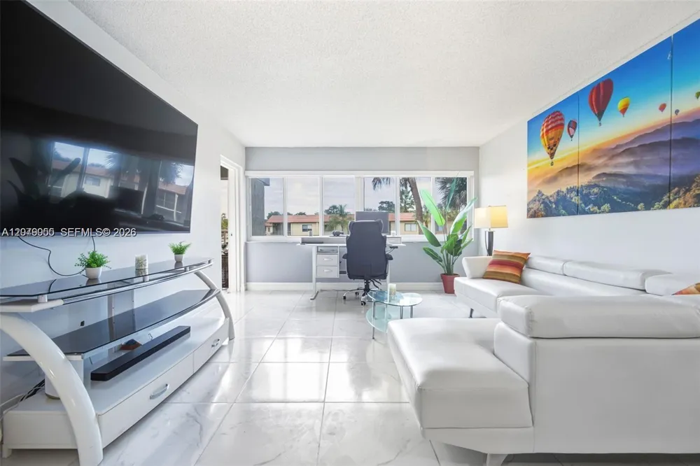 140 Lakeview Dr #203 Weston, FL 33326