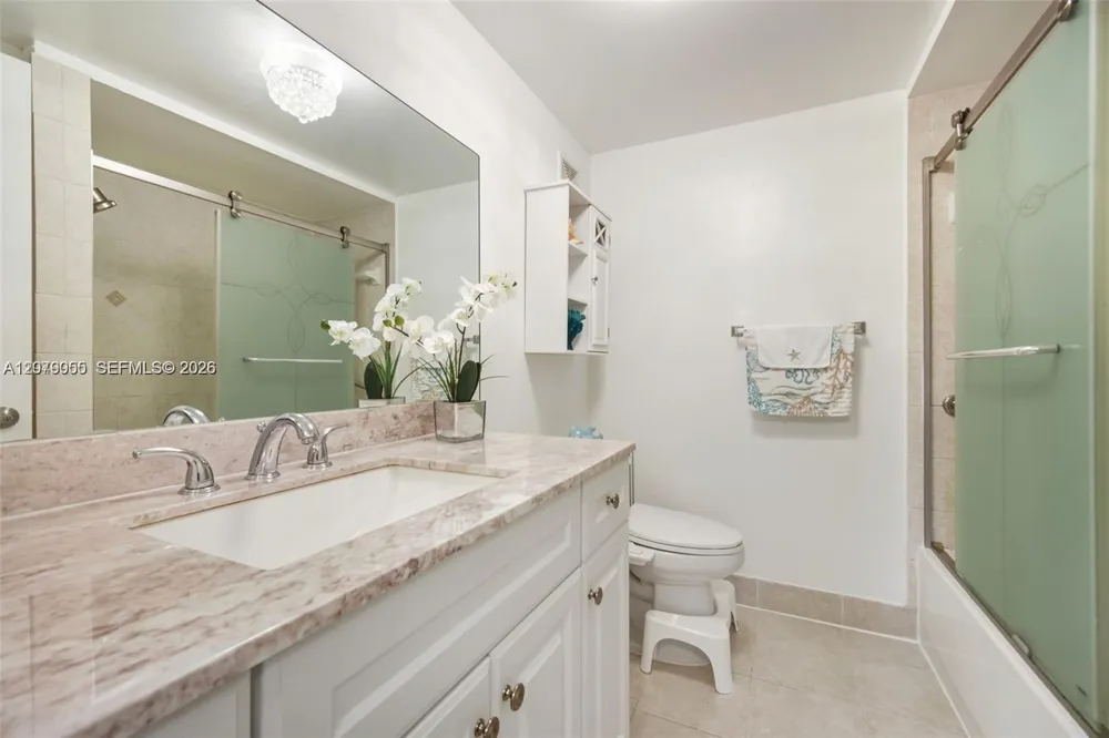 140 Lakeview Dr #203 Weston, FL 33326
