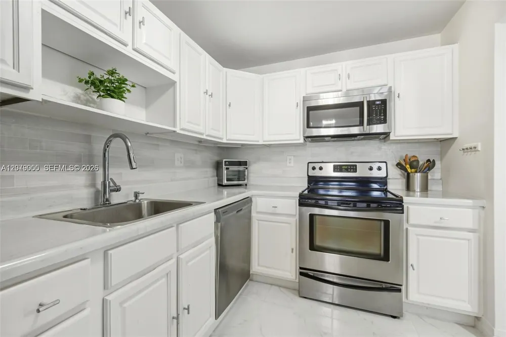 140 Lakeview Dr #203 Weston, FL 33326