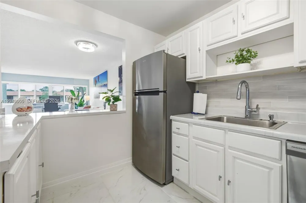 140 Lakeview Dr #203 Weston, FL 33326