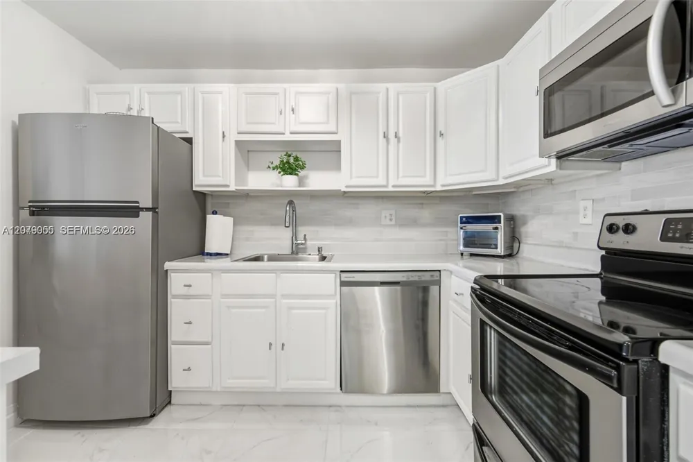 140 Lakeview Dr #203 Weston, FL 33326