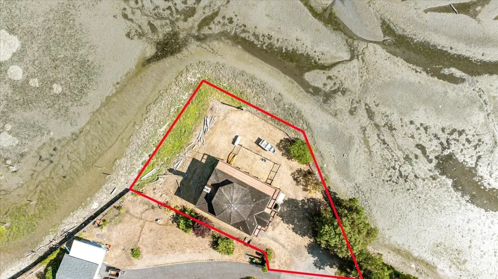 2385 Sunlight Beach Road Clinton, WA 98236