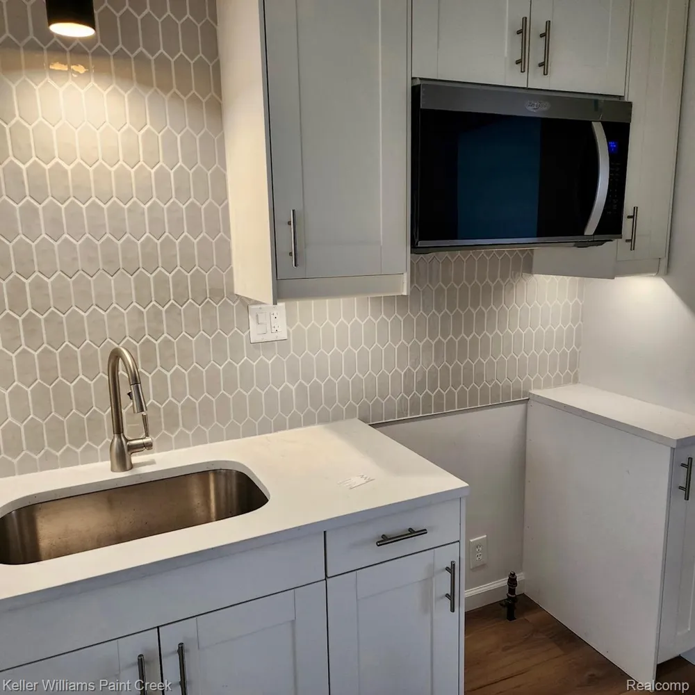 24652 Lauren Avenue Warren City, MI 48089