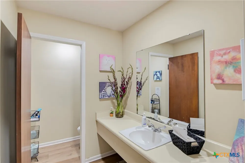 111 E Gonzales Street Seguin, TX 78155