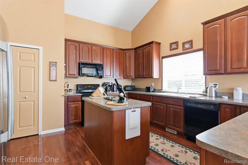 37585 Newburg Park Circle #16 Wayne City, MI 48152