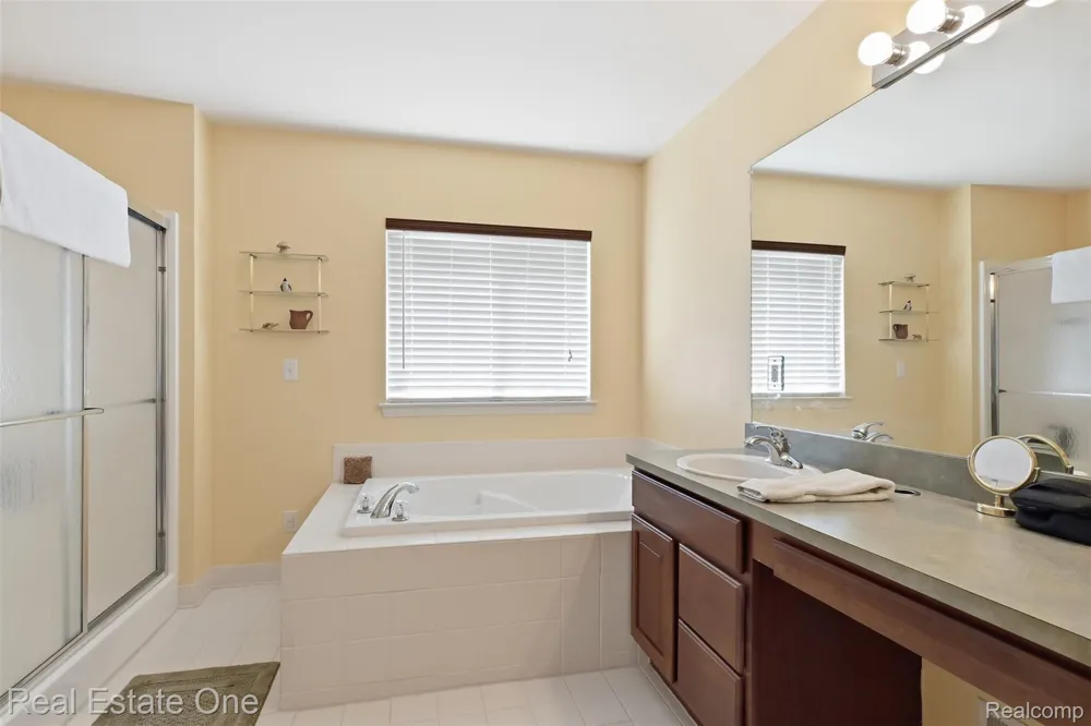 37585 Newburg Park Circle #16 Wayne City, MI 48152