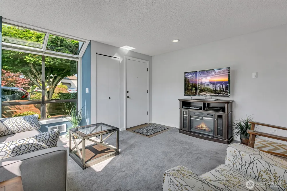 22352 6th Avenue S #2 Des Moines, WA 98198