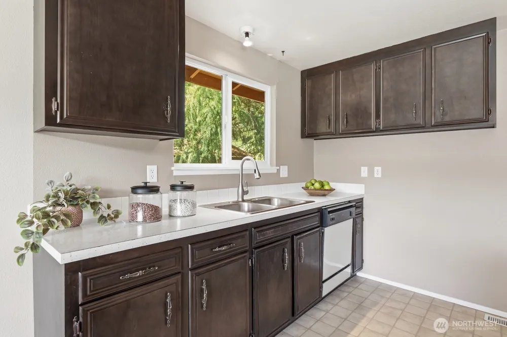 5620 Halls Lake Way Lynnwood, WA 98036
