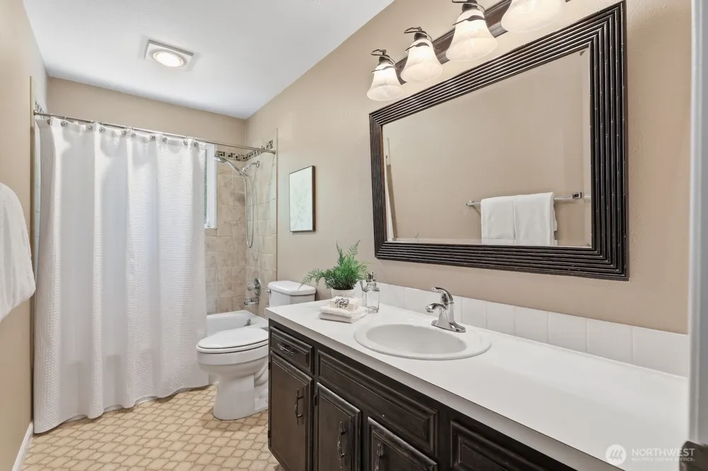 5620 Halls Lake Way Lynnwood, WA 98036