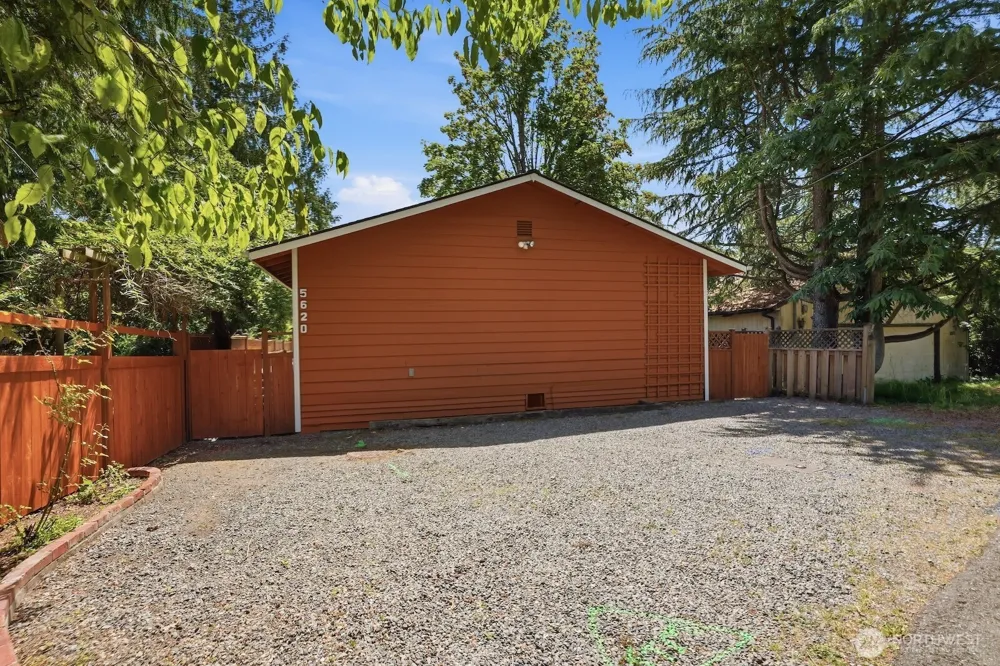 5620 Halls Lake Way Lynnwood, WA 98036