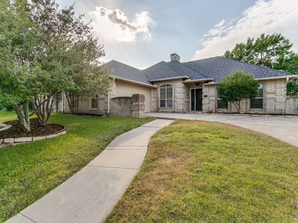 10228 Fieldcrest Drive Benbrook, TX 76126