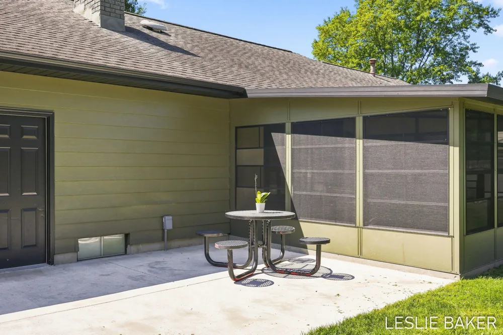 2666 Gay Paree Drive Zeeland, MI 49464