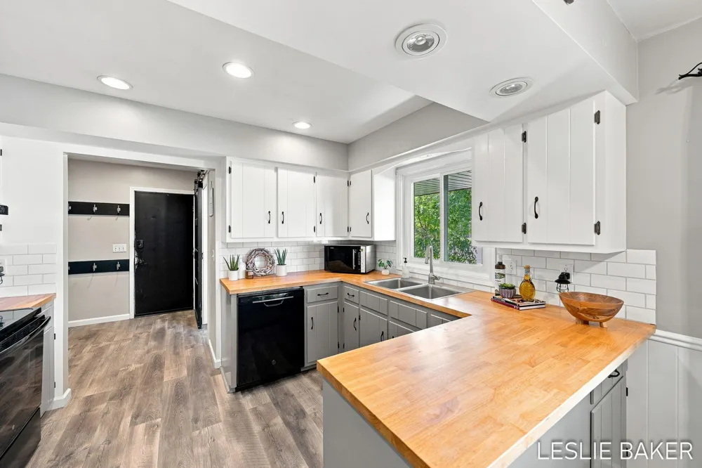 2666 Gay Paree Drive Zeeland, MI 49464