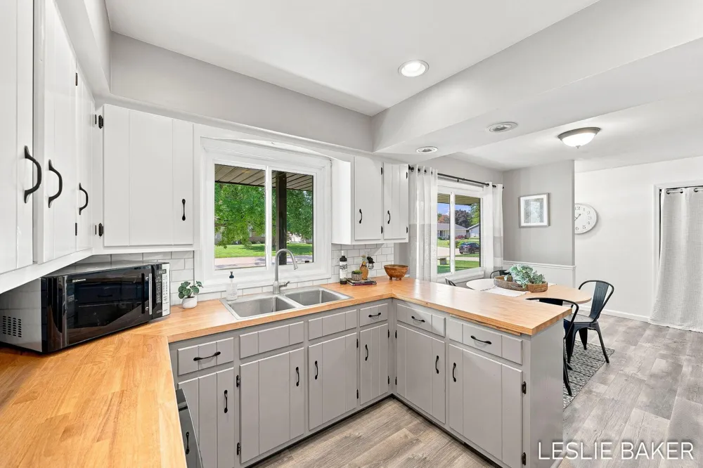 2666 Gay Paree Drive Zeeland, MI 49464