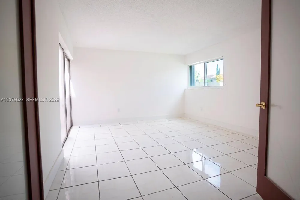 14295 Kendale Lakes Cir Miami, FL 33183