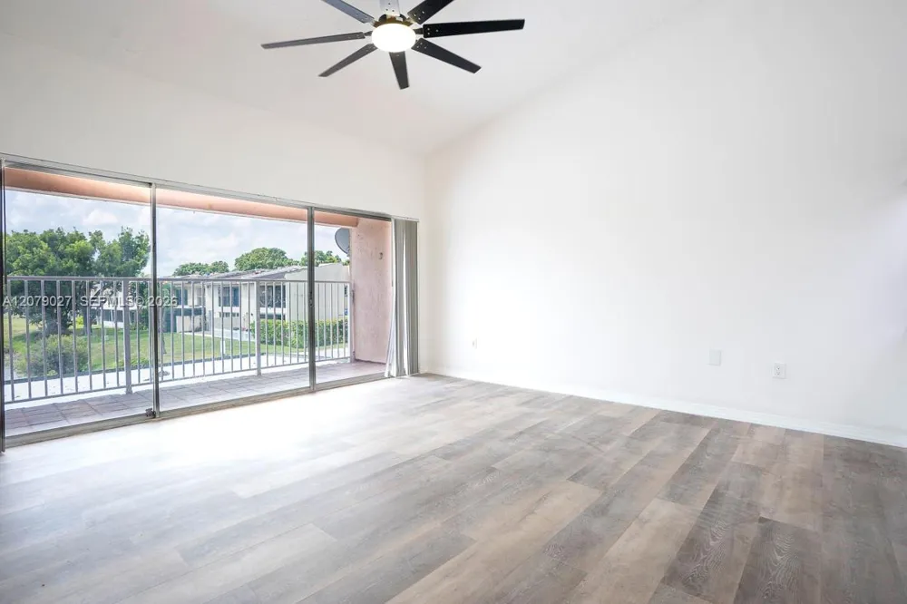 14295 Kendale Lakes Cir Miami, FL 33183