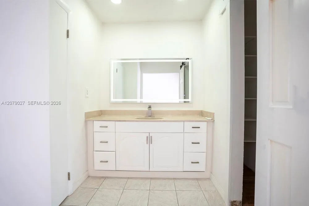 14295 Kendale Lakes Cir Miami, FL 33183
