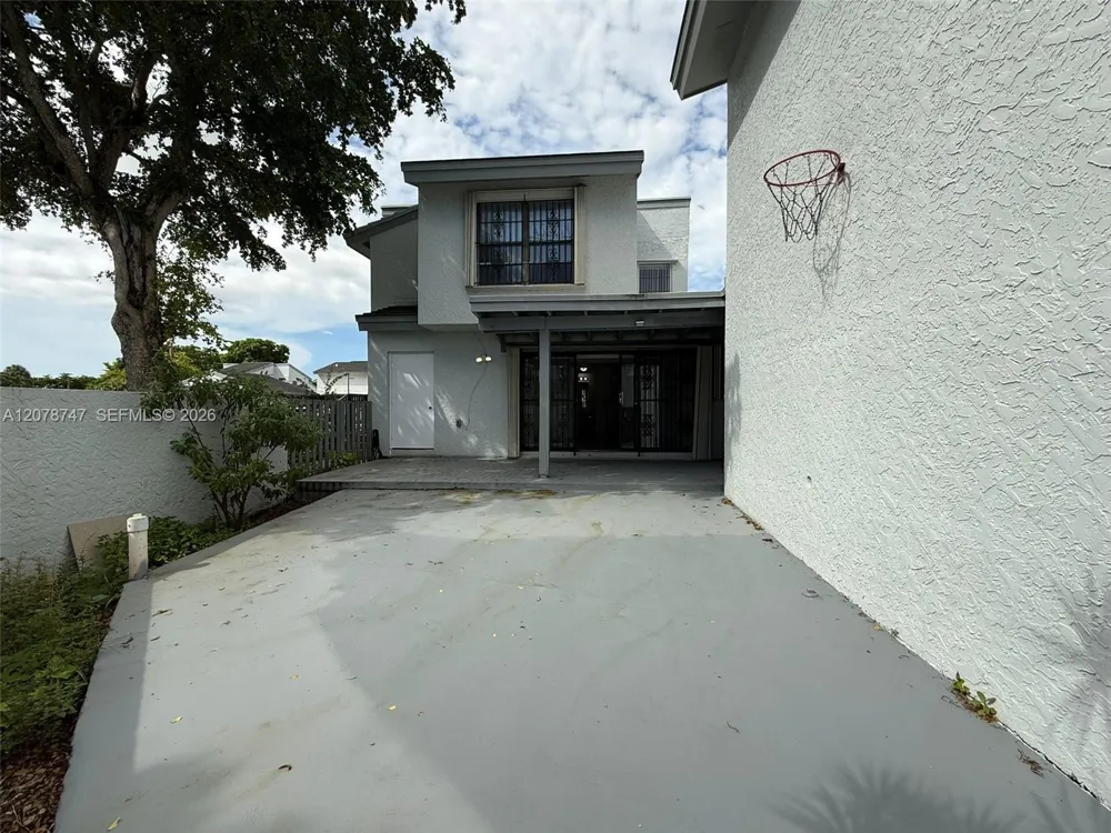 746 NW 105th Pl #A6 Miami, FL 33172