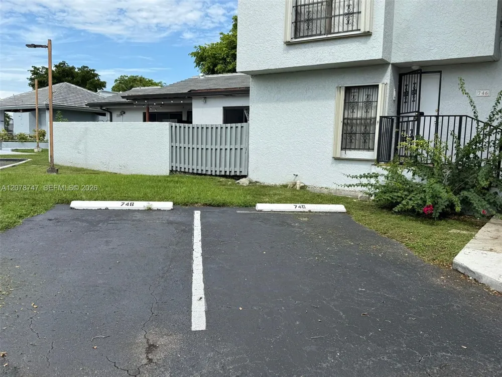 746 NW 105th Pl #A6 Miami, FL 33172