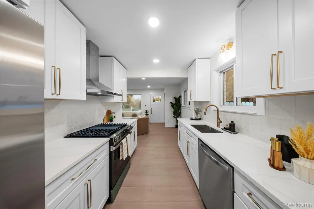 31202 Summer Lane E Fraser City, MI 48026
