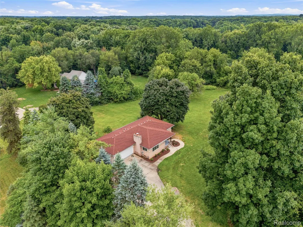 4700 Indianwood Court Independence Charter Township, MI 48348