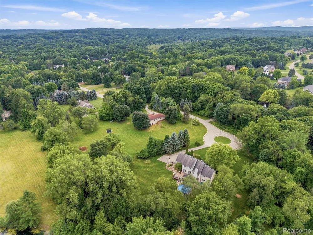 4700 Indianwood Court Independence Charter Township, MI 48348
